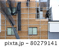 クサビ式足場を組む鳶職人 80279141