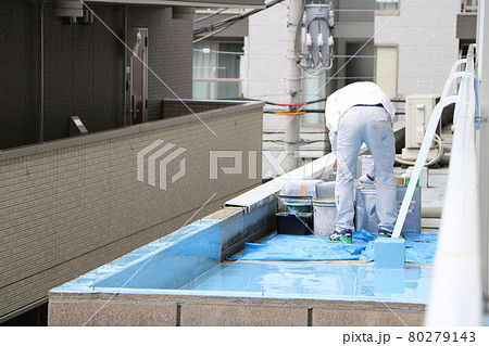 マンション屋上ベランダの防水工事をおこなう作業員 80279143