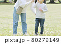 公園でしゃぼん玉遊びをする親子 80279149