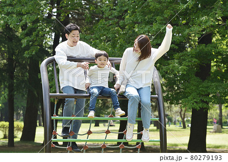 公園で寄り添う若いファミリー 公園で寄り添う若いファミリー 80279193