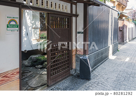 【神楽坂　かくれんぼ横丁の裏路地】 80281292