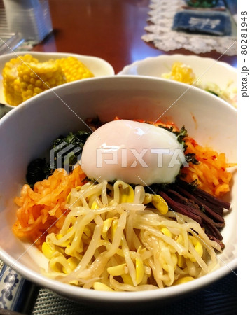 手作りの温玉ビビンバ 手作りの温玉ビビンバ 80281948