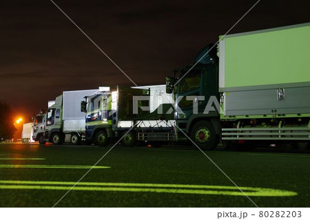 物流イメージ　夜のパーキングエリアに停まるトラック 80282203