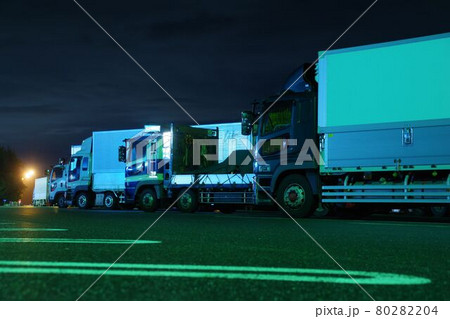 物流イメージ　夜のパーキングエリアに停まるトラック 80282204