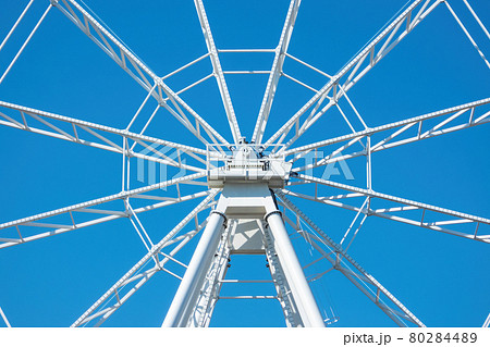 Fragment of ferris wheel on sunny day 80284489