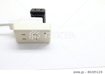 傾いたタコ足の電源タップ 傾いたタコ足の電源タップ 80285129