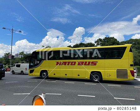 皇居の前を走るはとバス、走る目的は観光ではありません。大規模接種会場への輸送です 80285148