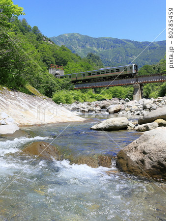 夏の只見線と浅草岳 80285459