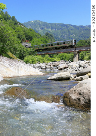 夏の只見線と浅草岳 80285460