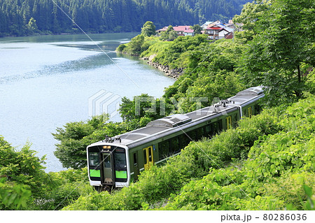 夏の只見線と大志集落 80286036