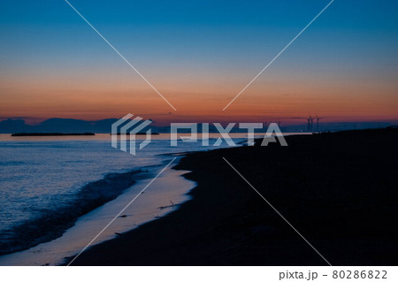 夏の銭函海岸の朝日 80286822