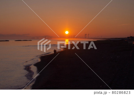 夏の銭函海岸の朝日 80286823