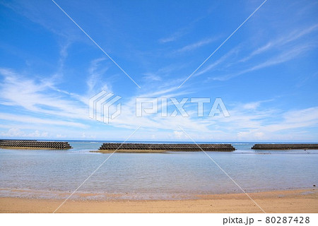 奄美大島 消波ブロックの並ぶ海岸 奄美大島 消波ブロックの並ぶ海岸 80287428