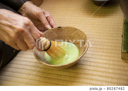 茶道 点前 茶筅(茶せん)で抹茶をたてる 80287482