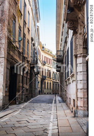 ミラノの路地　旧市街　縦構図 80287908