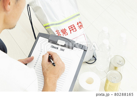 防災用品のチェックをする男性 80288165