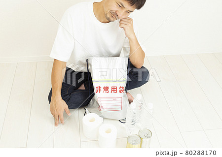 防災用品を準備する男性 防災用品を準備する男性 80288170