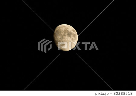 北杜市白州町、満月に向かう七月二十一日の月。月齢11 80288518