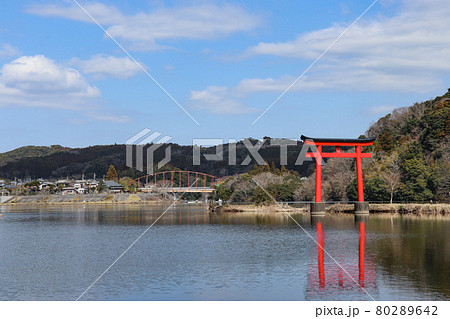 亀山湖と亀山水天宮鳥居（千葉県君津市） 80289642