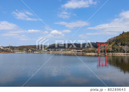 亀山湖と亀山水天宮鳥居（千葉県君津市） 80289643