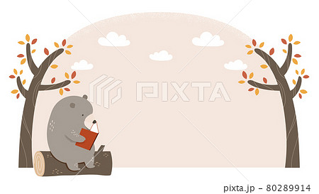 本を読んでいるクマと秋の木のフレームデザイン 80289914