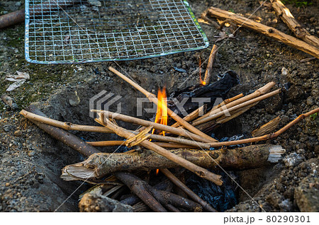 地面に穴を掘り火を起こす 80290301