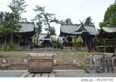 阿蘇神社の一の神殿(左)･二の神殿(右)･三の神殿(中央奥)（熊本県阿蘇市一の宮町宮地3083-1） 80290756