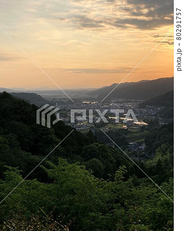 夕景が綺麗な人道の丘公園から見る八百津の街並み 80291757