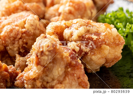 鶏肉の唐揚げのアップ。 80293639