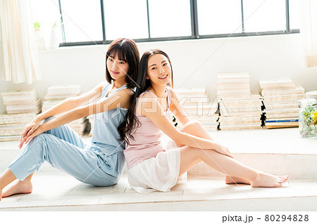 若い女性のボディケア 80294828