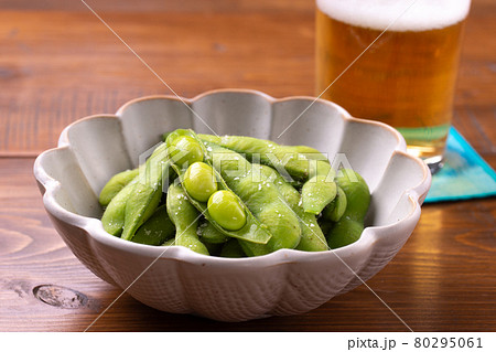 枝豆とビール 80295061