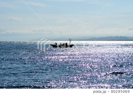 夏の海と漁船 80295069
