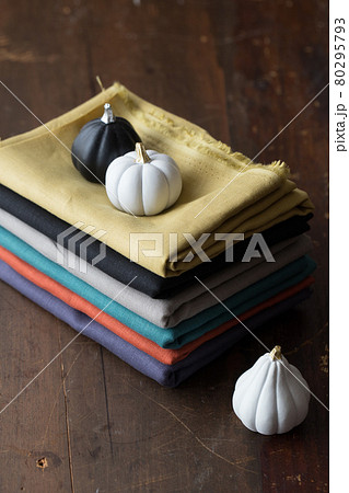 色とりどりのリネン 80295793