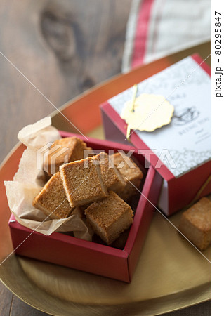 箱詰めのココナッツクッキー 箱詰めのココナッツクッキー 80295847