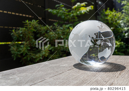 ガラスの地球儀と緑　SDGs 環境保護 イメージ 80296415