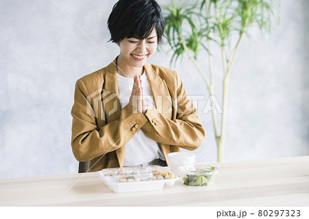 ビジネスウーマン　ランチ 80297323