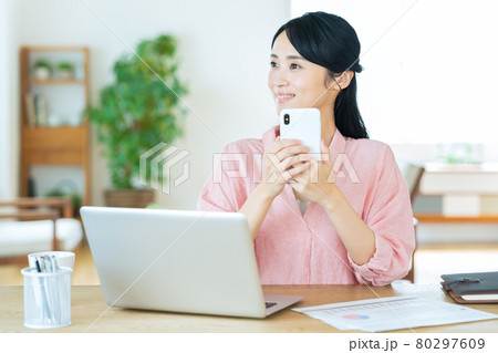 女性 パソコン テレワーク リモートワーク リビング ライフスタイル 女性 パソコン テレワーク リモートワーク リビング ライフスタイル 80297609