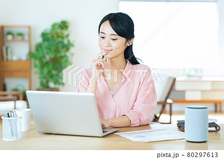 女性　パソコン　テレワーク　リモートワーク　リビング　ライフスタイル 80297613