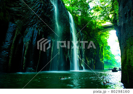 高千穂峡を代表する景勝地・神秘的な真名井の滝 80298160