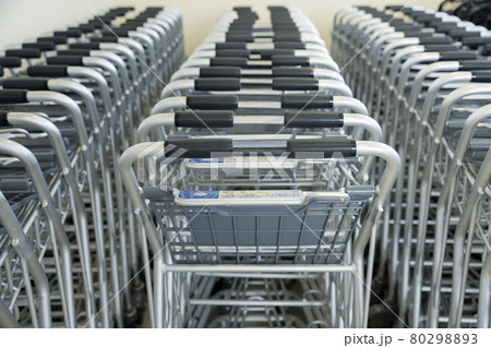 スーパーのカート置き場　物撮り 80298893