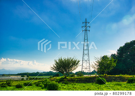 電源群馬　そびえ立つ送電線の風景 80299178