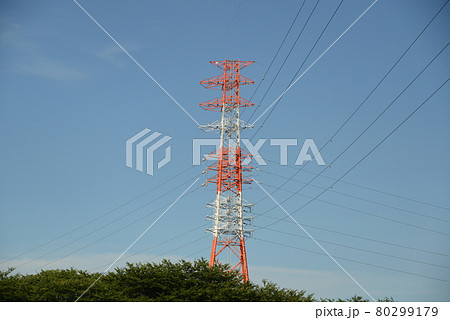 電源群馬　そびえ立つ送電線の風景 80299179
