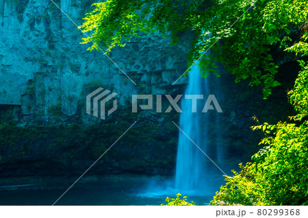 柱状節理の自然造形美に囲まれ大きな滝壺に流れおちる滝 80299368