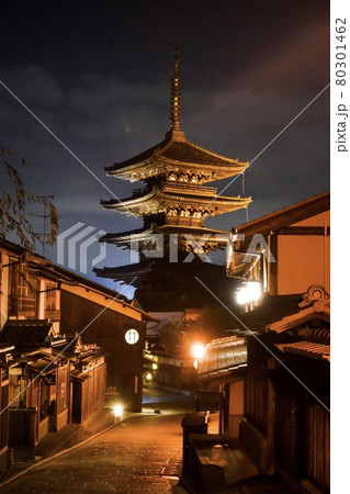 八坂の塔_京都の夜景とライトアップ 八坂の塔_京都の夜景とライトアップ 80301462
