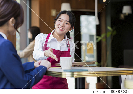 飲食店で働く若い女性 80302082