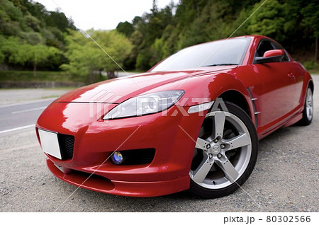 赤い車でドライブ 80302566