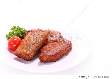 スペアリブ　骨なし　肉料理　明るい背景 80303108