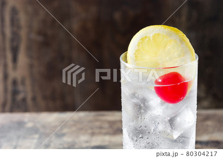 Classic Tom Collins cocktail 80304217