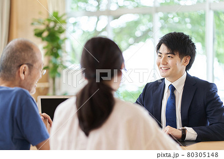 親子から相談を受ける営業職の男性 80305148