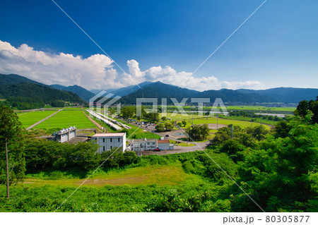 中ノ口緑地公園越しに見る愛本橋 中ノ口緑地公園越しに見る愛本橋 80305877